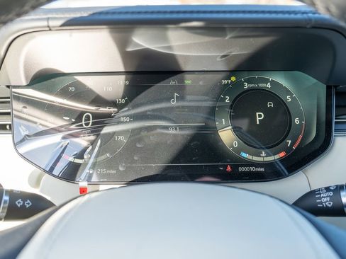 New 2025 Land Rover Range Rover Long Wheelbase SE image 13