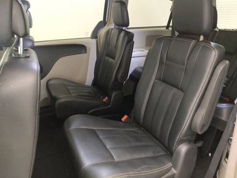 Used 2016 Chrysler Town & Country Touring image 18