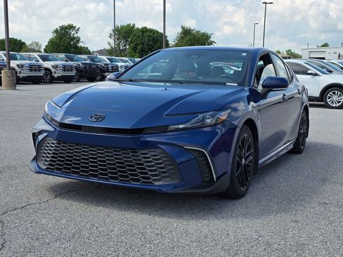 Used 2025 Toyota Camry SE FWD image 3