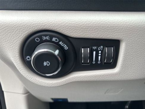 Used 2023 Chrysler Pacifica Touring-L FWD image 20