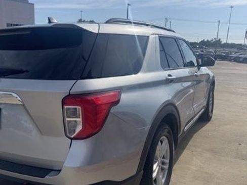 Certified 2022 Ford Explorer XLT RWD image 3