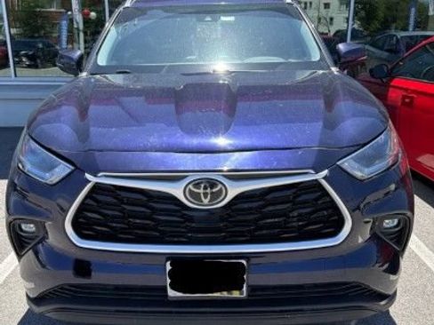 Used 2021 Toyota Highlander XLE AWD/4WD image 3
