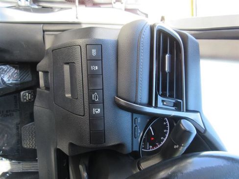 Used 2024 Toyota Camry SE FWD image 11