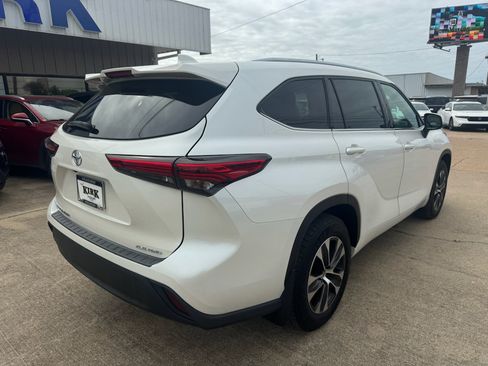 Used 2021 Toyota Highlander XLE AWD/4WD image 5