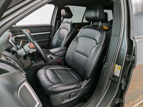 Used 2017 Ford Explorer XLT w/ Equipment Group 202A AWD/4WD image 12