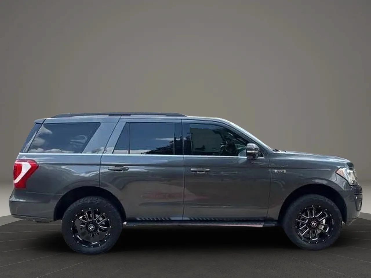 Used 2019 Ford Expedition XLT w/ Equipment Group 202A AWD/4WD image 10