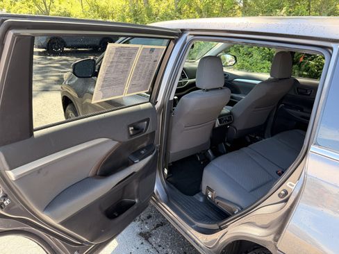 Used 2019 Toyota Highlander LE FWD image 11