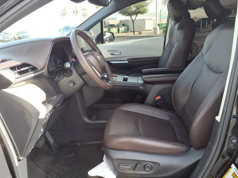 Certified 2023 Toyota Sienna Platinum image 16