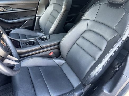 Used 2023 Porsche Taycan image 5