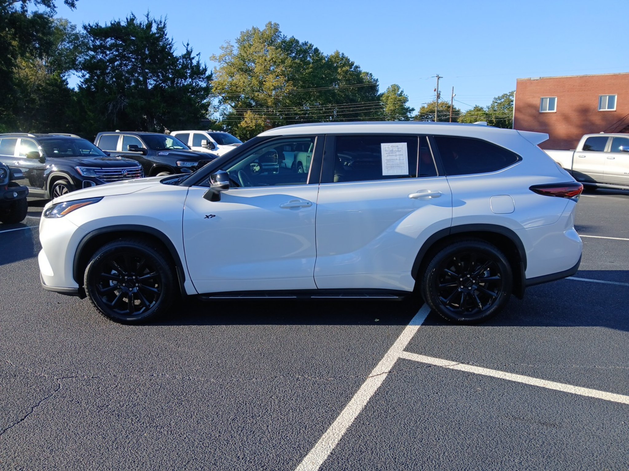 Used 2025 Toyota Highlander XLE FWD image 11
