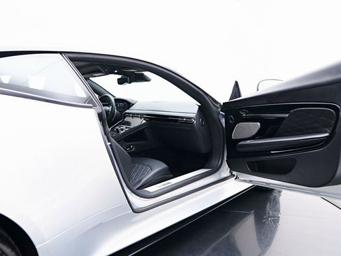 Used 2024 Aston Martin DB12 Coupe image 31