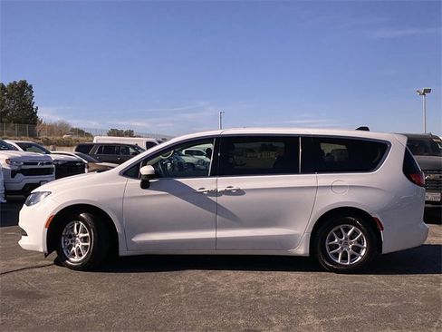 Used 2023 Chrysler Voyager LX image 8