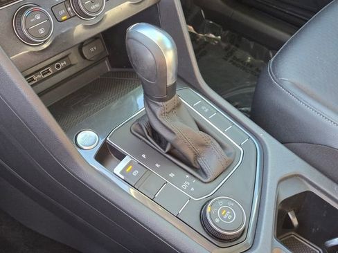 Used 2020 Volkswagen Tiguan SE w/ Panoramic Sunroof Package image 25