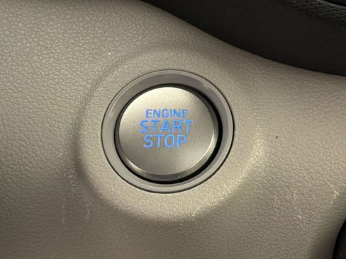 Used 2024 Hyundai Venue SEL FWD image 17