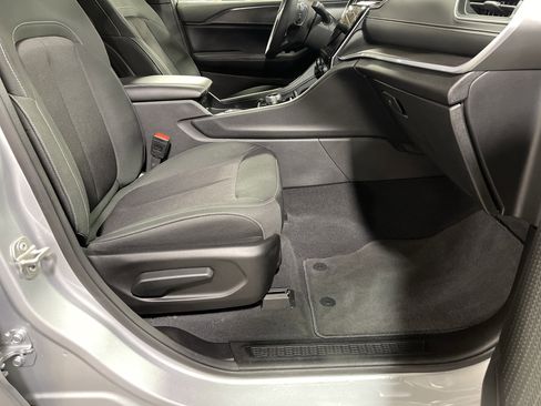 Used 2024 Jeep Grand Cherokee Laredo image 13