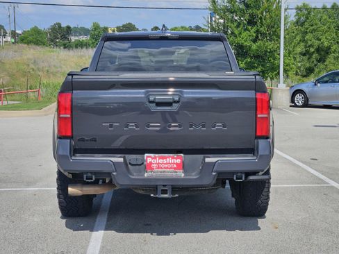 Used 2025 Toyota Tacoma TRD Sport AWD/4WD image 4