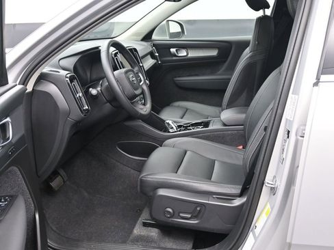 Used 2025 Volvo XC40 B5 Plus image 9