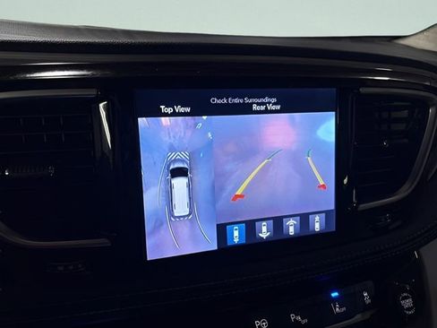 Used 2017 Chrysler Pacifica Platinum image 14