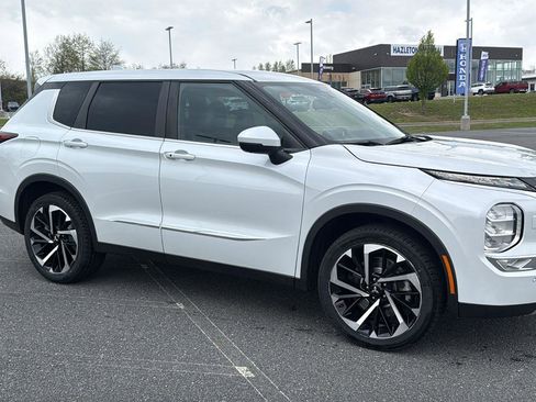Used 2022 Mitsubishi Outlander SE AWD/4WD image 2