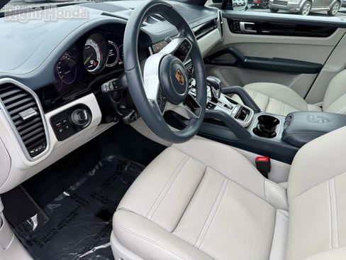 Used 2022 Porsche Cayenne Base image 11