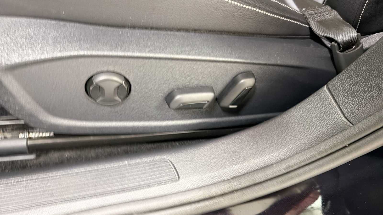 Used 2025 Volkswagen Jetta SE FWD image 14