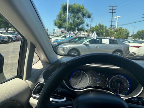 Used 2024 Chrysler Pacifica Touring-L FWD image 36