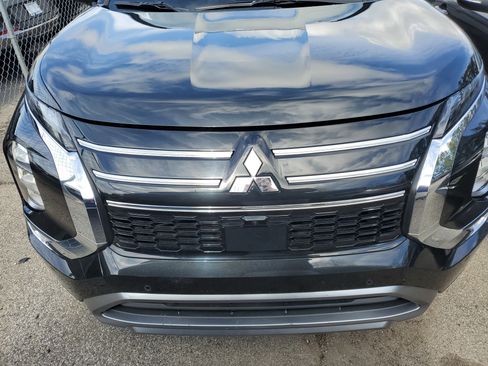 Used 2025 Mitsubishi Outlander SE image 3