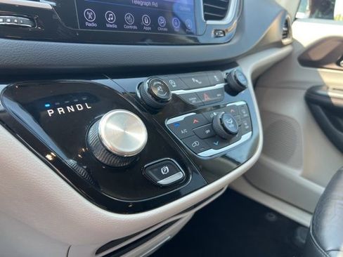 Used 2017 Chrysler Pacifica Touring-L w/ Tire & Wheel Group FWD image 16