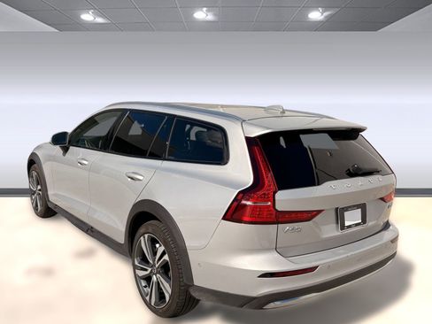 Certified 2025 Volvo V60 B5 Cross Country Plus image 3