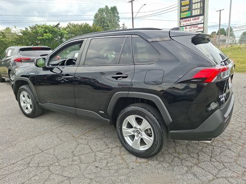Used 2021 Toyota RAV4 LE AWD/4WD image 4