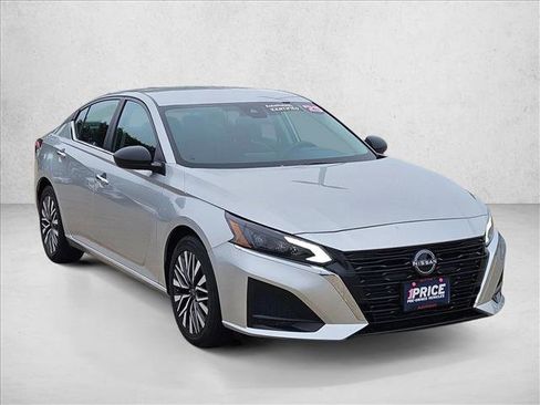Used 2025 Nissan Altima 2.5 SV FWD image 3