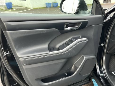 Used 2022 Toyota Highlander XLE image 16