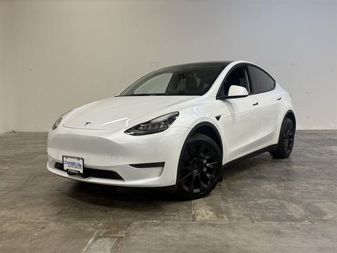 Used 2023 Tesla Model Y Long Range AWD/4WD image 28