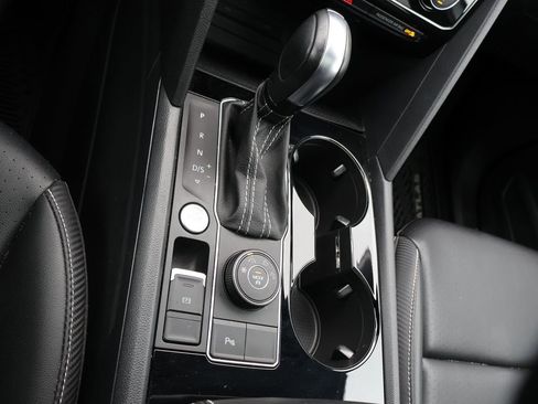 Certified 2022 Volkswagen Atlas Cross Sport SEL R-Line image 38