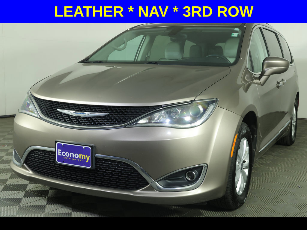 Used 2017 Chrysler Pacifica Touring-L FWD image 1