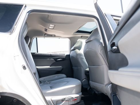 Used 2021 Toyota Highlander XLE AWD/4WD image 19