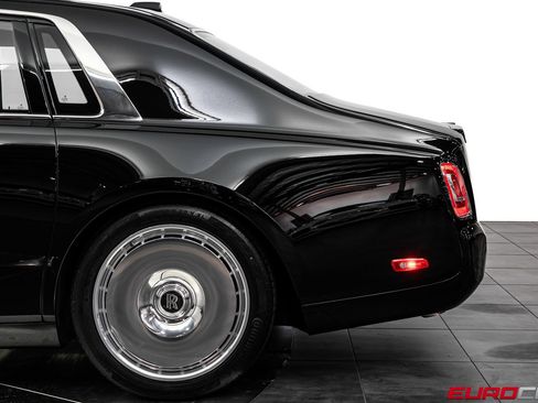 Used 2022 Rolls-Royce Phantom Sedan RWD image 17