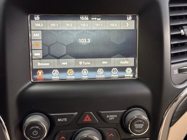Used 2020 Jeep Grand Cherokee Laredo AWD/4WD image 17