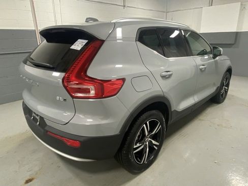 Used 2025 Volvo XC40 B5 Core image 3