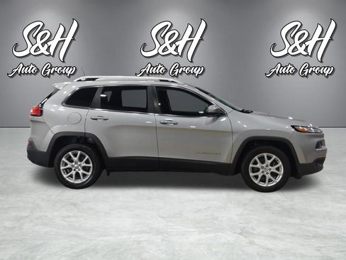 Used 2017 Jeep Cherokee Latitude w/ Cold Weather Group FWD image 17
