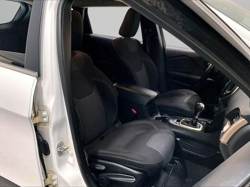 Used 2016 Jeep Cherokee Latitude w/ Comfort & Convenience Group image 28