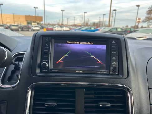 Used 2019 Dodge Grand Caravan SE w/ UConnect Hands-Free Group image 16