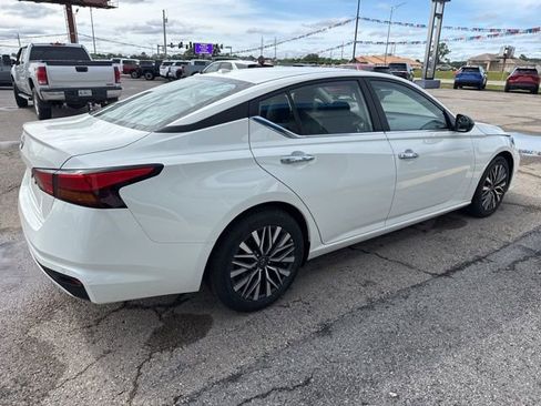 Used 2025 Nissan Altima 2.5 SV FWD image 10