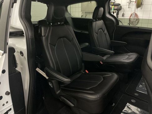 Used 2025 Chrysler Voyager LX image 19