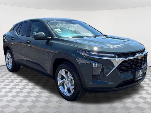 New 2026 Chevrolet Trax LS w/ LS Convenience Package FWD image 3