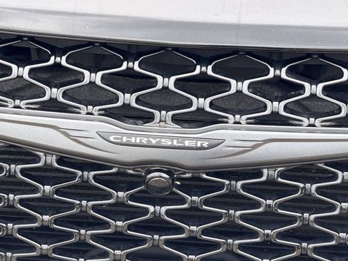 Used 2025 Chrysler Pacifica Limited FWD image 9
