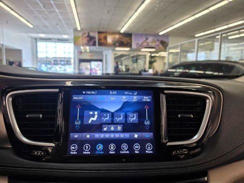 Used 2018 Chrysler Pacifica Limited w/ Tire & Wheel Group FWD image 19