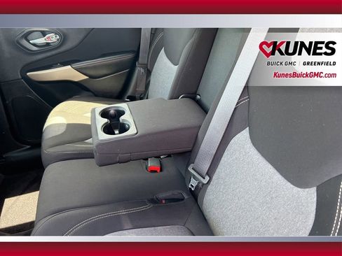 Used 2018 Jeep Cherokee Latitude w/ Safety Group AWD/4WD image 36