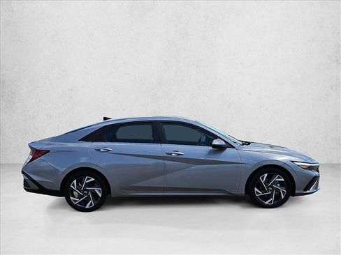 Used 2025 Hyundai Elantra Limited FWD image 4