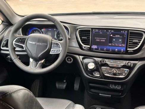 Used 2025 Chrysler Pacifica Select image 22